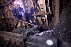 Công nhân Công ty than khai thác than ở độ sâu hơn 100m. (Ảnh: Trần Việt/TTXVN)