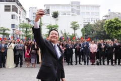 Tổng Thư ký ASEAN Kao Kim Hourn chụp ảnh selfie cùng các đại biểu dự khánh thành Quảng trường ASEAN tại Học viện Ngoại giao. (Ảnh: Lâm Khánh/TTXVN)