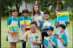 Các em nhỏ vẽ tranh trong workshop “Chia sẻ ước mơ của em.”