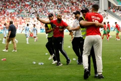 Cảnh hỗn loạn trong trận đấu mở màn Thế Vận hội giữa Argentina và Maroc. (Nguồn: Sky News)
