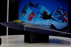 Một mô hình ý tưởng về máy bay chiến đấu được trưng bày tại triển lãm quốc phòng DSEI Nhật Bản tại Makuhari Messe, Chiba hồi tháng Ba năm ngoái. (Ảnh: Reuters/The Japan Times)