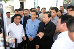 Đại diện nhà đầu tư trình bày các phương án để chuẩn bị triển khai hai dự án cao tốc trên địa bàn tỉnh Lâm Đồng. (Ảnh: Nguyễn Dũng/TTXVN)