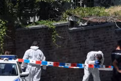 Nhân viên pháp y tại hiện trường vụ tấn công bên ngoài đại sứ quán Israel ở Belgrade (Serbia), ngày 29/6/2024. (Nguồn: The Guardian)