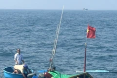 Tìm kiếm hai ngư dân mất tích tại khu vực tàu cá bị chìm. (Ảnh: TTXVN phát)