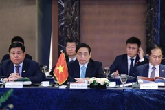 Thủ tướng Phạm Minh Chính phát biểu tại cuộc Tọa đàm với lãnh đạo một số tập đoàn lớn của Hàn Quốc. (Ảnh: Dương Giang/TTXVN)