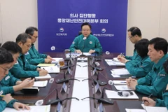 Bộ trưởng Y tế Hàn Quốc Cho Kyoo-hong (giữa) chủ trì cuộc họp về cuộc đình công của các bác sỹ thực tập, tại Seoul ngày 29/4/2024. (Ảnh: Yonhap/TTXVN)