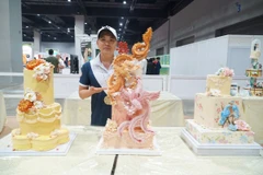 Anh Nguyễn Linh đoạt huy chương Bạc phần thi trang trí bánh cưới tại cuộc thi “Thách thức ẩm thực toàn cầu lần thứ 3” ở Kuala Lumpur (Malaysia). (Ảnh: Hằng Linh/TTXVN)