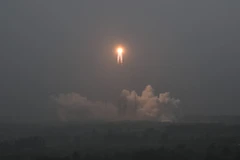 Tên lửa đẩy Trường Chinh-5 mang theo tàu vũ trụ Thường Nga-6 rời bệ phóng tại bãi phóng Văn Xương, tỉnh Hải Nam (Trung Quốc) ngày 3/5/2024. (Ảnh: AFP/TTXVN)