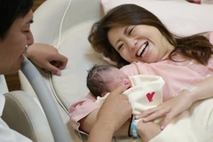 Một cặp vợ chồng vừa sinh con tại tại bệnh viện ở Kawagoe (Nhật Bản). (Ảnh: AFP/TTXVN)