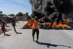 Người dân đốt lốp xe trong cuộc biểu tình phản đối bạo lực băng đảng ở Thủ đô Port-au-Prince (Haiti) hồi đầu năm ngoái. (Ảnh: AFP/TTXVN)