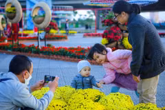 Khoảnh khắc hạnh phúc của một gia đình tại Đà Nẵng. (Ảnh: Trần Lê Lâm/TTXVN)