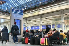 Hành khách chờ tại nhà ga St Pancras ở Thủ đô London (Anh). (Ảnh: AFP/TTXVN)