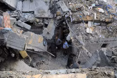 Tòa nhà bị phá hủy sau khi trúng không kích của Israel tại thành phố Rafah, Dải Gaza ngày 7/5/2024. (Ảnh: THX/TTXVN)