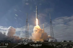Tên lửa Falcon 9 của SpaceX mang theo 60 vệ tinh Starlink rời bệ phóng tại Căn cứ Không quân Mũi Canaveral ở bang Florida (Mỹ), hồi tháng 2/2020. (Ảnh: AFP/TTXVN)