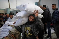 Người tị nạn Palestine nhận hàng viện trợ của UNRWA tại thành phố Rafah, Dải Gaza ngày 3/3/2024. (Ảnh: AFP/TTXVN)