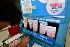 Người dân mua vé số Mega Millions tại New York (Mỹ). (Ảnh: AFP/TTXVN)