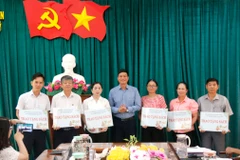 Trao tặng sách cho các trường học trên địa bàn huyện đảo Phú Quý (Bình Thuận). (Ảnh: Nguyễn Thanh/TTXVN)