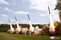 Triều Tiên thử nghiệm hệ thống rocket đa nòng siêu lớn. (Ảnh: KCNA/TTXVN)