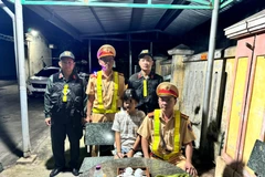 Lực lượng Cảnh sát Giao thông Công an tỉnh Quảng Ngãi giải cứu thành công cháu bé bị dụ dỗ vào Thành phố Hồ Chí Minh. (Nguồn: Dân Trí)