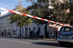 Cảnh sát gác tại một khu vực ở Berlin (Đức) sau vụ tấn công. (Ảnh: AFP/TTXVN)
