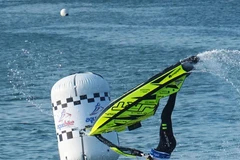 Màn nhào lộn của tay đua người Italy Roberto Mariani. (Ảnh: Ngọc Duy/Vietnam+)