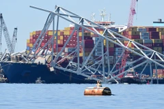 Hiện trường vụ sập cầu Francis Scott Key ở thành phố Baltimore, bang Maryland (Mỹ), sau khi bị tàu chở hàng đâm trúng, ngày 26/4/2024. (Ảnh: AFP/TTXVN)
