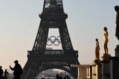 Biểu tượng Olympic được dựng trên tháp Eiffel ở Thủ đô Paris (Pháp), ngày 7/6/2024. (Ảnh: THX/TTXVN)