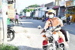 Thượng úy Hoàng Thế Minh chở thí sinh Võ Lâm Hùng đến điểm thi kịp thời. (Nguồn: Báo Kiên Giang)