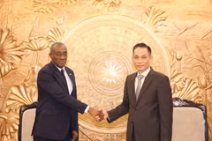 Trưởng Ban Đối ngoại Trung ương Lê Hoài Trung tiếp ông M.Sahy Claude Soumahoro Ủy viên Ban Thường vụ, Phó Bí thư phụ trách Truyền thông và Đối ngoại của Đảng RHDP của Bờ Biển Ngà (Côte d'Ivoire). (Ảnh: Phương Hoa/TTXVN)