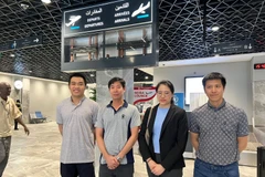 Ba thuyền viên và cán bộ Đại sứ quán Việt nam tại Ai Cập kiêm nhiệm Djibouti, tại Sân bay Djibouti. (Ảnh: Vietnam+)