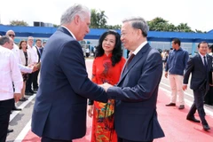 Bí thư thứ nhất Đảng Cộng sản Cuba, Chủ tịch Cuba Miguel Diaz Canel Bermudez tiễn Tổng Bí thư, Chủ tịch nước Tô Lâm và phu nhân tại Sân bay quốc tế Jose Marti ở Thủ đô La Habana, trưa 27/9/2024 (giờ địa phương). (Ảnh: Lâm Khánh/TTXVN)