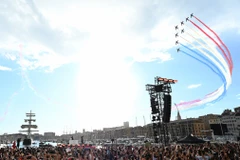 Đội bay nghệ thuật Patrouille de France trình diễn tại lễ đón tàu Belem mang theo ngọn đuốc Olympic Paris 2024 vào cảng Marseille (Pháp) ngày 8/5/2024. (Ảnh: THX/TTXVN)