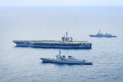 Tàu khu trục Seoae Ryu Seong-ryong của Hàn Quốc, tàu sân bay chạy bằng năng lượng hạt nhân USS Theodore Roosevelt của Mỹ và tàu khu trục Ariake của Nhật Bản tham gia cuộc tập trận chung ngoài khơi đảo Jeju (Hàn Quốc), ngày 11/4/2024. (Ảnh: Yonhap/TTXVN)
