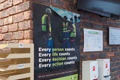 Biện pháp phòng tránh HIV/AIDS được cung cấp miễn phí tại một bệnh viện ở châu Phi. (Ảnh: Hoàng Minh/TTXVN)