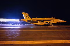 Chiến đấu cơ cất cánh từ tàu sân bay USS Dwight D. Eisenhower của Mỹ trong chiến dịch tấn công các mục tiêu của lực lượng Houthi ở Yemen, ngày 12/1/2024. (Ảnh: AFP/TTXVN)