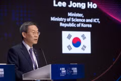 Bộ trưởng Bộ Khoa học Công nghệ Thông tin và Truyền thông Hàn Quốc Lee Jong Ho phát biểu tại Hội nghị Thượng đỉnh Toàn cầu về Trí tuệ Nhân tạo do Hàn Quốc và Anh đồng tổ chức, ngày 22/5/2024. (Ảnh: Đức Thắng/TTXVN)