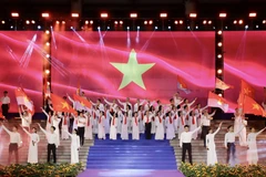 Tiết mục ca múa “Hát trên đường tranh đấu” do Câu lạc bộ Truyền thống Thành Đoàn, Nhóm Sao Việt, Nhóm múa Sắc Vũ biểu diễn. (Ảnh: Hồng Giang/TTXVN)
