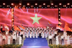 Tiết mục ca múa “Hát trên đường tranh đấu” do Câu lạc bộ Truyền thống Thành Đoàn, Nhóm Sao Việt, Nhóm múa Sắc Vũ biểu diễn. (Ảnh: Hồng Giang/TTXVN)