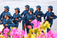 Các nữ dân quân hăng say luyện tập để có màn diễu binh, diễu hành tốt nhất phục vụ Đại lễ. (Ảnh: Trung Kiên/TTXVN)