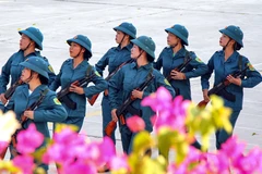 Các nữ dân quân hăng say luyện tập để có màn diễu binh, diễu hành tốt nhất phục vụ Đại lễ. (Ảnh: Trung Kiên/TTXVN)