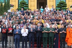 Chiều 14/6/2024, tại Phủ Chủ tịch, Chủ tịch nước Tô Lâm gặp mặt thân mật Đoàn đại biểu người có uy tín tiêu biểu trong đồng bào dân tộc ở khu vực biên giới, hải đảo nhân dịp tham dự Chương trình “Điểm tựa của bản làng” lần thứ hai, được tổ chức tại Hà Nội. (Ảnh: Nhan Sáng/TTXVN)