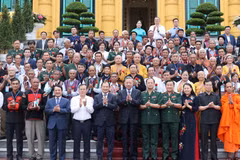Chiều 14/6/2024, tại Phủ Chủ tịch, Chủ tịch nước Tô Lâm gặp mặt thân mật Đoàn đại biểu người có uy tín tiêu biểu trong đồng bào dân tộc ở khu vực biên giới, hải đảo nhân dịp tham dự Chương trình “Điểm tựa của bản làng” lần thứ hai, được tổ chức tại Hà Nội. (Ảnh: Nhan Sáng/TTXVN)