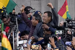 Tổng thống Bolivia Luis Arce giơ nắm đấm siết chặt giữa những người ủng hộ và giới truyền thông, bên ngoài dinh thự của chính phủ ở La Paz (Bolivia), ngày 26/6/2024. (Nguồn: AP)