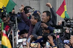 Tổng thống Bolivia Luis Arce giơ nắm đấm siết chặt giữa những người ủng hộ và giới truyền thông, bên ngoài dinh thự của chính phủ ở La Paz (Bolivia), ngày 26/6/2024. (Nguồn: AP)