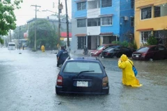 Mưa lớn gây ngập lụt do ảnh hưởng của bão Helene tại Cancun (Mexico) ngày 25/9/2024. (Ảnh: Reuters/TTXVN)