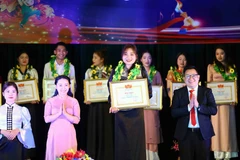 Ban Tổ chức vinh danh “Sinh viên 5 tốt” cấp tỉnh năm 2023. (Ảnh: Quang Quyết/TTXVN)