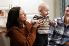Rachael Gambino, Garrett Mazzeo cùng con trai Miles, chín tháng tuổi. (Nguồn: CNN)