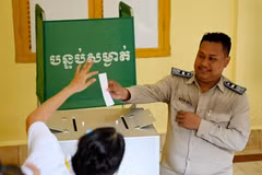 Cử tri bỏ phiếu tại điểm bầu cử ở Phnom Penh (Campuchia) ngày 25/2/2024. (Ảnh: AFP/TTXVN)