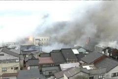 Khói bốc lên trong một vụ hỏa hoạn ở Niigata (Nhật Bản). (Hình ảnh từ một video của BBC)