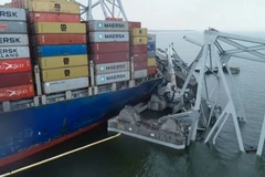 Hiện trường vụ tàu container Dali đâm sập cầu ở cảng Baltimore hôm 26/3. (Ảnh: AFP/TTXVN)